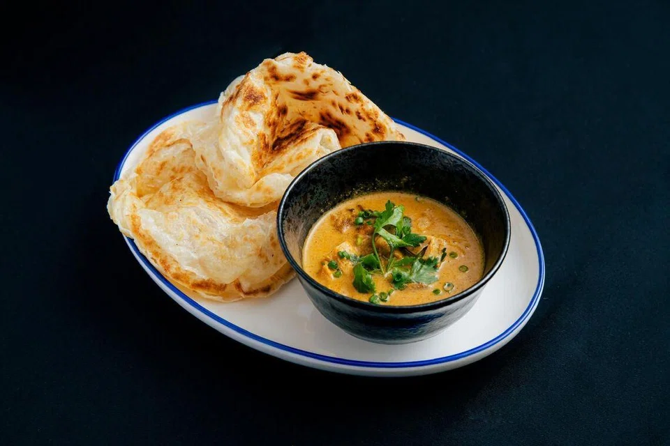 Roti canai dengan kari ayam, berharga 2480 yen ($20)