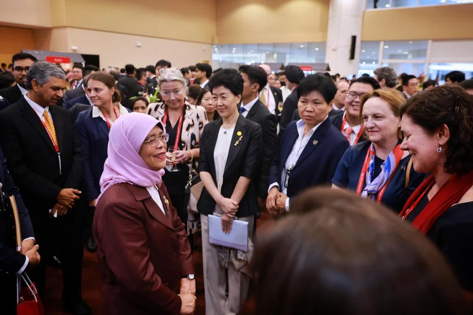 USAHA S’PURA: Puan Halimah menggariskan usaha Singapura menyokong warga dan syarikat tanah air merebut peluang menembusi pasaran baru semasa berucap di Ceramah S. Rajaratnam di ITE Kolej Central pada Jumaat.