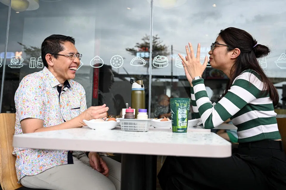 Dr Mohamad Maliki Osman bersama wartawan Berita Harian, Cik Shiqin Ramadan di Kopitiam Corner@Bedok South Horizon, berdekatan dengan Kelab Masyarakat Siglap.
