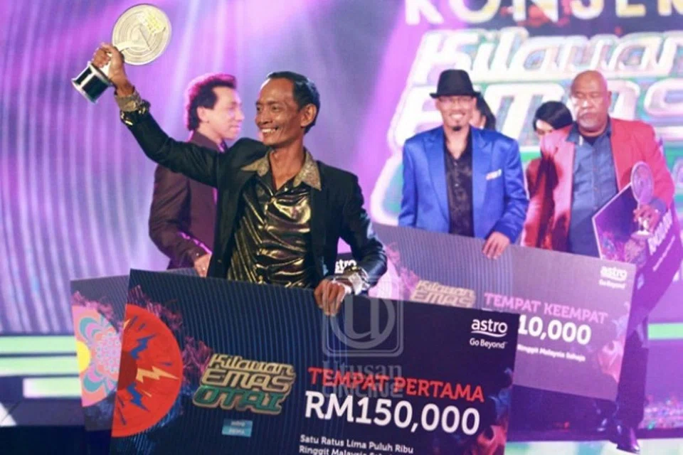 BUKTIKAN KEUNGGULAN: Di sebalik situasi terlupa lirik, Wak Mustar menjuarai peraduan Kilauan Emas Otai yang menyatukan beberapa finalis peraduan popular Kilauan Emas selama lima musim. - Foto UTUSAN ONLINE