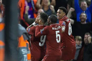 RAIKAN GOL: Roberto Firmino (kiri) meraikan gol bersama pemain pasukan dan peminat selepas menjaringkan gol pada masa tambahan bagi menjadikan kedudukan 3-2 dalam pertandingan antara Liverpool dengan PSG di Anfield semalam. - Foto EPA