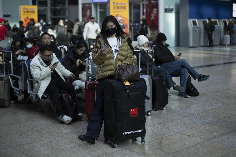  Penumpang menunggu di dalam Stesen Kereta Api Beijing Selatan menjelang Tahun Baru Cina di Beijing, China, pada 27 Januari 2025. Tahun Baru Cina, yang juga dikenali sebagai Perayaan Musim Bunga, jatuh pada 29 Januari 2025, menandakan permulaan Tahun Ular.