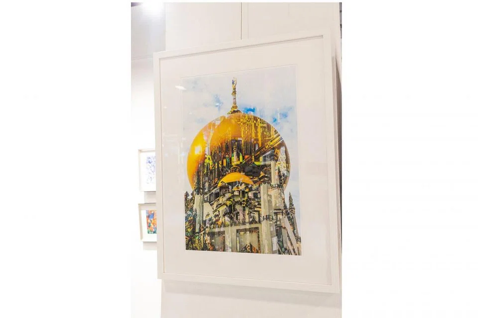 (Gambar, atas) Encik Terence Tan merakam foto Masjid Sultan yang kemudian disunting secara digital sebagai lambang perpaduan masyarakat Islam di Singapura sementara, Cef Aziza Ali yang juga pelukis menghasilkan karya seni terkini mengenai persiapan memasak di suasana desa menjelang Hari Raya. - Foto BM oleh KHIDHIR ASYRAF MAHBOB
