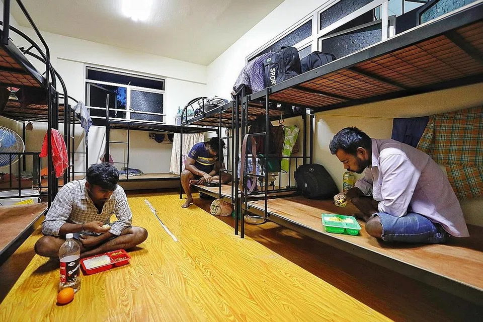 ADA MASA BAGI BERIADAH: Pekerja yang menetap di dormitori bebas Covid-19 akan dibenarkan melakukan aktiviti sosial dan pada masa yang sama memastikan mereka selamat dari koronavirus. - Foto fail