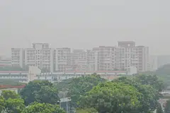 JEREBU SEKETIKA: Jerebu kelihatan menyelubungi udara di sekitar kawasan Serangoon dan Hougang pagi semalam. - Foto JOHARI RAHMAT