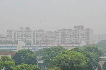 JEREBU SEKETIKA: Jerebu kelihatan menyelubungi udara di sekitar kawasan Serangoon dan Hougang pagi semalam. - Foto JOHARI RAHMAT