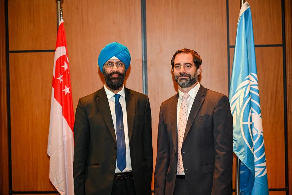 HULUR BANTUAN: Pengerusi Mercy Relief, Encik Satwant Singh (kiri) bersama Penyelaras Kanan Prinsip Kemanusiaan Agensi Bantuan dan Kerja Menyelamat Pertubuhan Bangsa-Bangsa Bersatu (UNRWA) bagi pelarian Palestin, Encik Andrew Hyslop (kanan) di Kahirah, Mesir untuk membincang tentang situasi di Lintasan Rafah dan keadaan bantuan kemanusiaan di Gaza dan Tebing Barat.