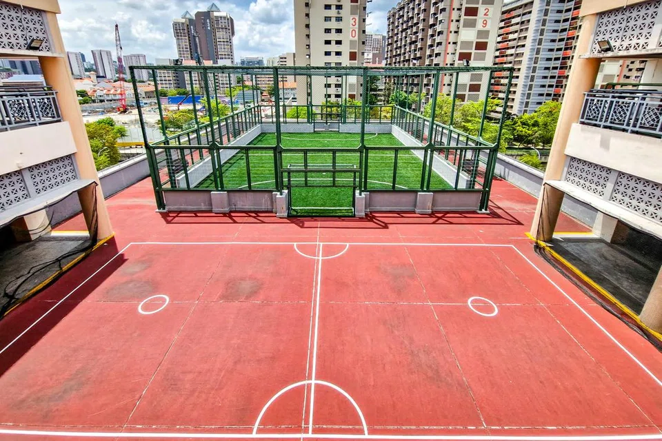 Pelajar juga berpeluang menikmati ruang pembangunan dan kegiatan kurikulum tambahan baru dengan penyediaan kemudahan seperti gelanggang sukan badminton, memanah dan bola sepak. 