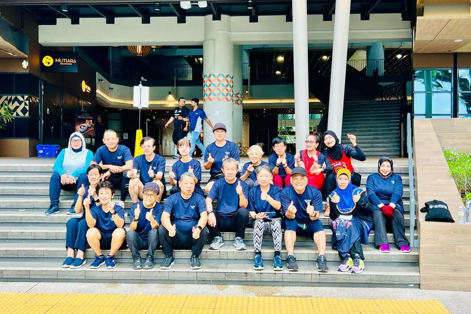 SAMA-SAMA BERSENAM: Anggota Parlimen GRC Marine Parade, Encik Mohd Fahmi Aliman (barisan belakang, dua dari kiri) bersama peserta program ‘Gerak Budaya Zumba’ yang diadakan pada 14 Januari di Wisma Geylang Serai.
