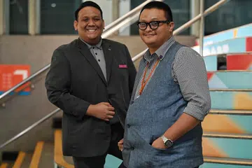 PEKERJA CONTOH: Encik Mohd Aniq Johar (kanan) pengurus tugas di hotel Aloft Singapore Novena, dan Encik Muhammad Taufiq Abdul Ghani, penyelia keselamatan di hotel Crowne Plaza Changi Airport, adalah penerima Anugerah Pekerja Terbaik FDAWU/NTUC/SHA.