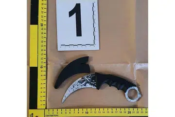 SENJATA BERBAHAYA: Ketika polis memberkas sembilan lelaki didakwa melakukan rusuhan dengan senjata yang boleh menyebabkan kematian, pegawai merampas beberapa pisau dipercayai digunakan semasa kejadian itu - Foto PASUKAN POLIS SINGAPURA