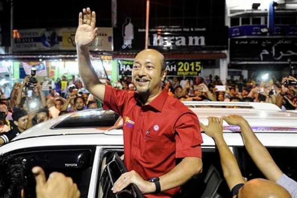 NASIB JADI TANDA TANYA: Menteri Besar Kedah Datuk Seri Mukhriz Tun Mahathir disambut meriah ketika hadir di acara di hadapan Bangunan Tunku malam kelmarin. - Foto MALAY MAIL