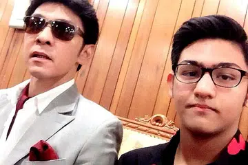 PRIHATIN PELAJARAN ANAK: Jamal Abdillah (kiri) ingin kembangkan minat anaknya, Osama Yamani (kanan), dalam bidang nyanyian, tetapi mahu dia tumpukan perhatian kepada pelajaran dahulu. - Foto INSTAGRAM JAMAL ABDILLAH