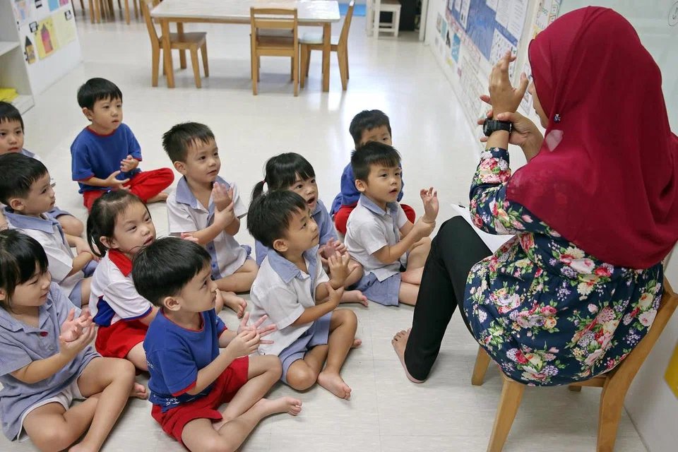 Seseorang yang memiliki ilmu yang dianugerahkan oleh Allah swt berupaya memberikan manfaat kepada orang di sekeliling dan menghapuskan kejahilan dalam masyarakat.