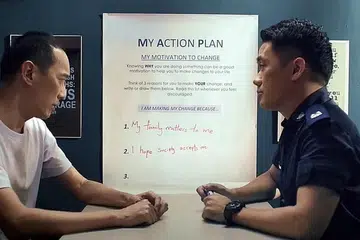 BERI PELUANG KEDUA: Filem pendek yang dihasilkan sebagai sebahagian daripada kempen, We Are Each Other's Second Chances, Projek Reben Kuning memaparkan kesukaran bekas pesalah menyesuaikan diri dengan kehidupan selepas keluar dari penjara. - Foto-foto TANGKAP LAYAR YOUTUBE REBEN KUNING SINGAPURA