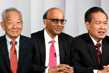 DEKATI PENYOKONG: Siaran itu memberi platform kepada (dari kiri) Encik Ng Kok Song, Encik Tharman Shanmugaratnam, dan Encik Tan Kin Lian untuk mendekati penyokong.