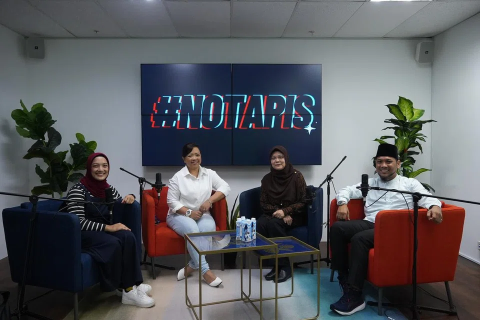 BERKONGSI CERITA DAN PANDANGAN: Ustaz Fakhrudin Amin (paling kanan), Cik Zahara Mahmood (dua dari kanan) dari PPIS As-Salaam dan Cik Norhashikin Hassan (dua dari kiri) bersama Cik Natasha Mustafa (paling kiri) wartawan BH, ketika menyertai siri rakaman podcast #NoTapis pada 24 November lalu yang membincangkan topik penceraian.