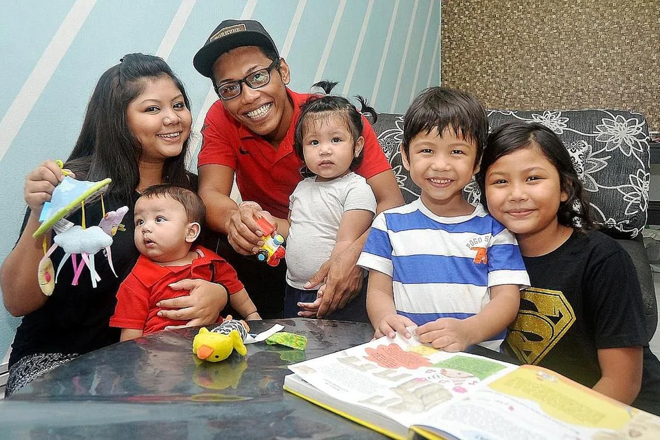 RAIH MANFAAT PROGRAM KIDSTART: Cik Azlinah Jumali dan suaminya, Encik Abdul Rahim Samion, bersama anak mereka (dari kanan) Nur Dini Farzana, Muhammad Raqib Faruqi, Nur Damia Rafyiqah dan Muhammad Rafiq Alfaruqi. - Foto fail