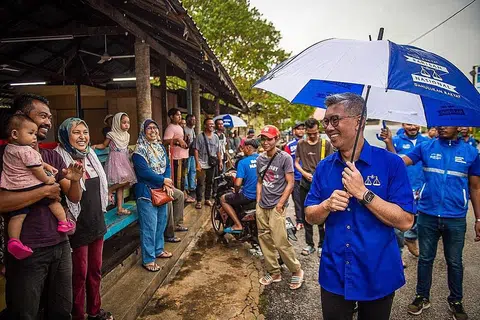 TEMU RAKYAT: Calon BN, Tengku Datuk Seri Zafrul Tengku Aziz (kanan), aktif bertemu rakyat semasa berkempen sepanjang PRU15 ini. - Foto FACEBOOK / TENGKU ZAFRUL TENGKU AZIZ