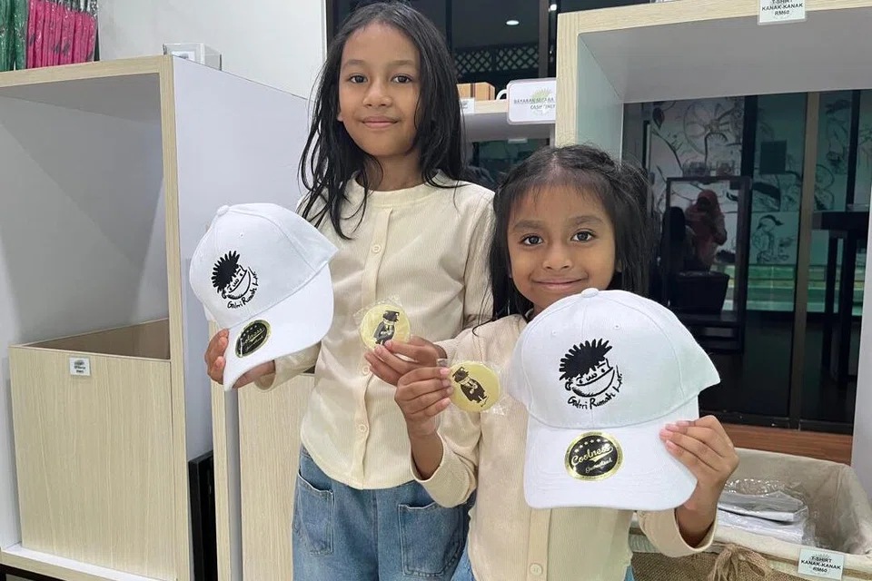 Peminat siri kartun Kampung Boy karya Datuk Lat, Syarifah Nadrah Syed Al-Aidid, 10 tahun (kiri).