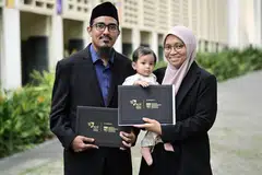 Ustazah Khairunnisa Atiqah Arshard dan suami, Encik Anas Rahamat, menyelesaikan modul terakhir mereka sambil mengimbangi kehidupan baru sebagai ibu bapa kepada Nusaybah Anas. Mereka berjaya menamatkan Program Diploma Pakar dalam Pengajaran dan Pembelajaran di Institut Pendidikan Nasional Antarabangsa (NIEI).