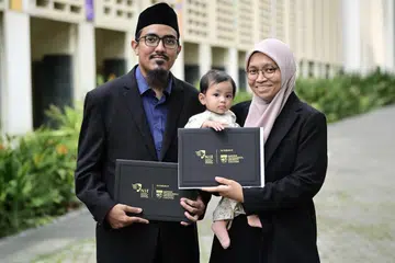 Ustazah Khairunnisa Atiqah Arshard dan suami, Encik Anas Rahamat, menyelesaikan modul terakhir mereka sambil mengimbangi kehidupan baru sebagai ibu bapa kepada Nusaybah Anas. Mereka berjaya menamatkan Program Diploma Pakar dalam Pengajaran dan Pembelajaran di Institut Pendidikan Nasional Antarabangsa (NIEI).