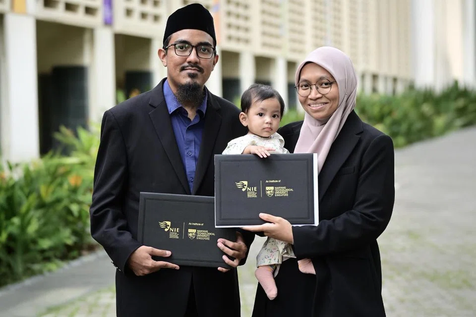 Ustazah Khairunnisa Atiqah Arshard dan suami, Encik Anas Rahamat, menyelesaikan modul terakhir mereka sambil mengimbangi kehidupan baru sebagai ibu bapa kepada Nusaybah Anas. Mereka berjaya menamatkan Program Diploma Pakar dalam Pengajaran dan Pembelajaran di Institut Pendidikan Nasional Antarabangsa (NIEI).