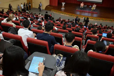 Menteri Kanan, Encik Lee Hsien Loong (kiri), menjawab pelbagai soalan berkaitan hubungan kaum dalam sesi dialog dengan 300 belia di ITE Kolej Timur. Dialog itu diadakan sempena Sidang HarmonyWorks!