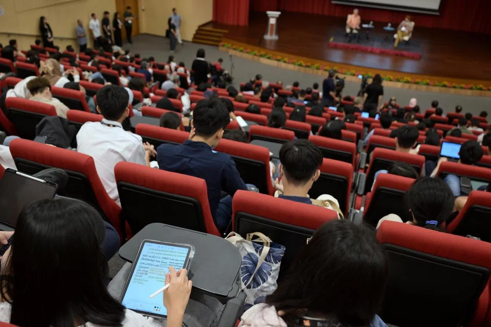 Menteri Kanan, Encik Lee Hsien Loong (kiri), menjawab pelbagai soalan berkaitan hubungan kaum dalam sesi dialog dengan 300 belia di ITE Kolej Timur. Dialog itu diadakan sempena Sidang HarmonyWorks!