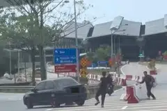 polis, rempuh, Tg Kupang, S’pura, pemandu rempuh imigresen Tanjung Kupang, polis buru pemandu rempuh KSAB, insiden imigresen Johor Singapura, keselamatan sempadan Malaysia Singapura, rempuh palang imigresen, berita polis Johor, Kompleks Sultan Abu Bakar rempuh