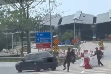 polis, rempuh, Tg Kupang, S’pura, pemandu rempuh imigresen Tanjung Kupang, polis buru pemandu rempuh KSAB, insiden imigresen Johor Singapura, keselamatan sempadan Malaysia Singapura, rempuh palang imigresen, berita polis Johor, Kompleks Sultan Abu Bakar rempuh