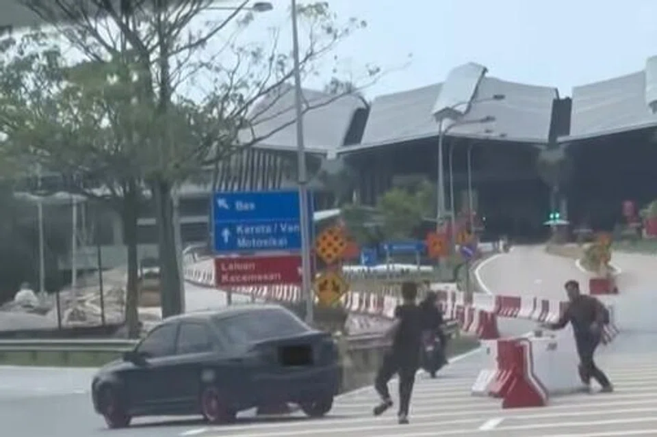 polis, rempuh, Tg Kupang, S’pura, pemandu rempuh imigresen Tanjung Kupang, polis buru pemandu rempuh KSAB, insiden imigresen Johor Singapura, keselamatan sempadan Malaysia Singapura, rempuh palang imigresen, berita polis Johor, Kompleks Sultan Abu Bakar rempuh