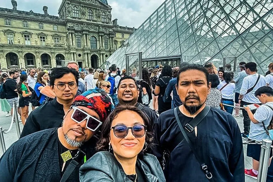 BERAYA DI MUZIUM: Encik Rudi Salim (depan, kiri) dan rakan-rakannya meraikan Hari Raya Haji dengan bersiar-siar ke Muzium Louvre di Paris.