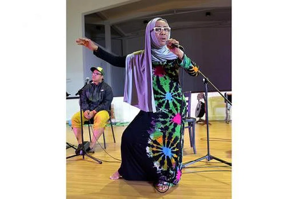 PERSEMBAHAN DAHULU: Cik Asnida Daud (depan) mendeklamasikan sajak dalam acara Degup Sastera anjuran Teater Tari Era di Pusat Seni Goodman Mac lalu. - Foto fail