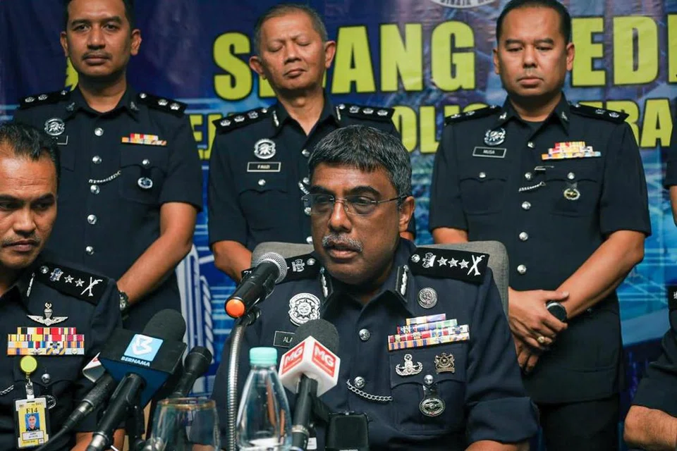 BERJAYA DITUMPASKAN: Ketua Polis Kuala Lumpur, Datuk Allaudeen Abdul Majid (tengah), berkata sindiket itu dikesan menyediakan tujuh akaun bank yang menggunakan nama syarikat berbeza untuk mereka yang bersetuju memberi derma dan aktif di media sosial.