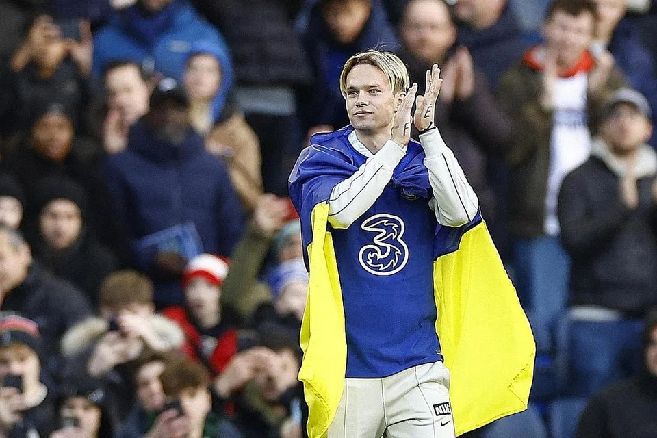 DISAMBUT PENYOKONG: Pemain baru Chelsea, Mykhailo Mudryk, bertepuk tangan sambil disambut penyokong di Stamford Bridge semasa separuh masa perlawanan antara Chelsea dan Crystal Palace minggu lalu. - Foto REUTERS