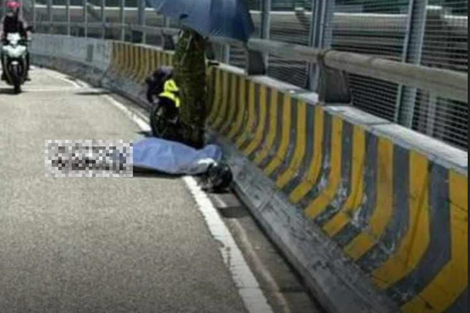 Mayat Allahyarham Encik Mohd Razim Jamil ditutup setelah disahkan meninggal dunia di tempat kejadian.