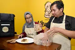 Pengasas bersama Ukashah iaitu pasangan suami isteri, Encik Amirudin Mohd Zain dan Cik Aszafirah Abu, mula menawarkan juadah berbuka puasa yang dihantar ke rumah pelanggan sejak 2020. 