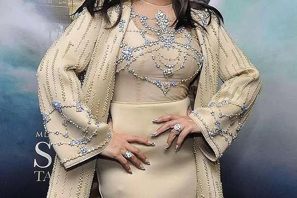 TERHARU: Krisdayanti yang lebih mesra dengan panggilan KD terharu diberi peluang menjayakan runut bunyi filem keagamaan Surga Yang Tak Dirindukan 2 serta konsert tiga hari di Istana Budaya, hujung minggu ini. - Foto LAMAN DETIK NET