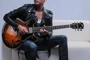 SILAP PERCATURAN: Faizal Tahir akui beliau tersilap langkah kerana tidak menyelamatkan Sissy Imann daripada penyingkiran dalam pertandingan rancangan realiti Big Stage minggu keempat. - Foto ihsan FAIZAL TAHIR