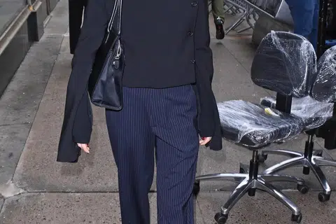 Pempengaruh dari Amerika Syarikat, Emma Chamberlain, dilaporkan menanggalkan kasut bertumit tinggi selepas satu acara dan memilih untuk memakai Maison Margiela, ‘Tabi Split-Toe Leather Ballet Flats’, pada Mei.