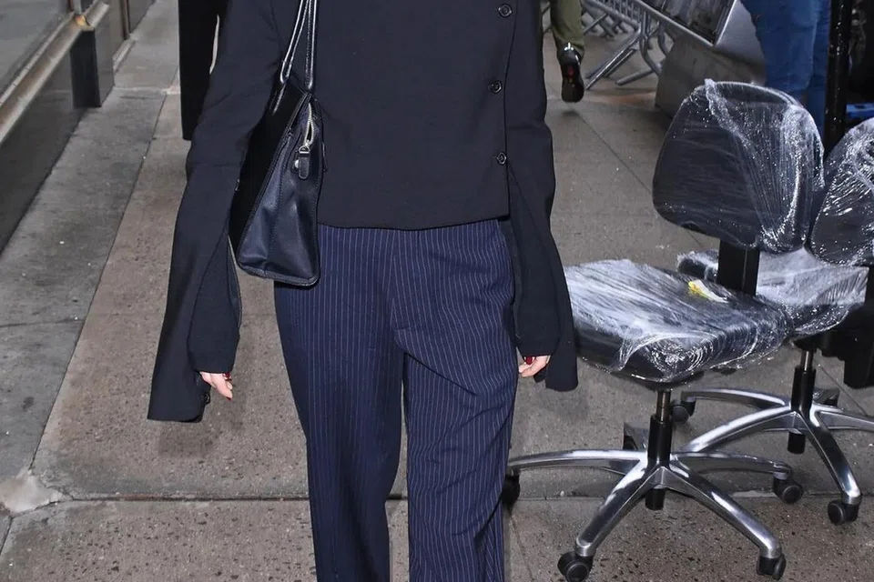 Pempengaruh dari Amerika Syarikat, Emma Chamberlain, dilaporkan menanggalkan kasut bertumit tinggi selepas satu acara dan memilih untuk memakai Maison Margiela, ‘Tabi Split-Toe Leather Ballet Flats’, pada Mei.