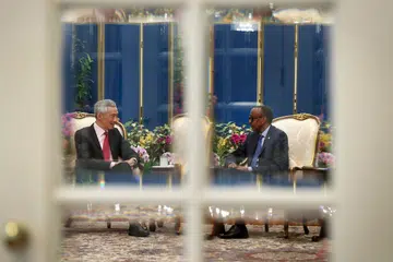 HUBUNGAN DUA HALA: Encik Lee dan Encik Kagame mengesahkan lagi perlunya usaha terus bekerjasama sebagai negara kecil, di tengah-tengah perkembangan dunia dan serantau sekarang ini.