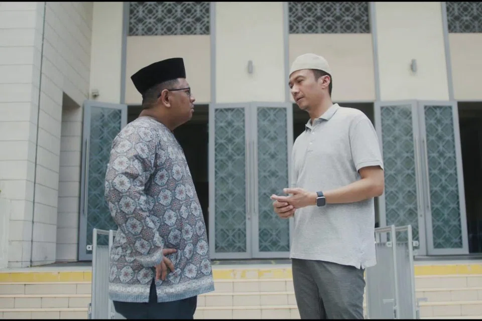 Koresponden BH, Encik Anwar Saleh (kiri), turut membuat penampilan dalam filem pendek ‘Pesan Mama’. Bersama beliau ialah pelakon, Fadhlur Rahman (kanan). 