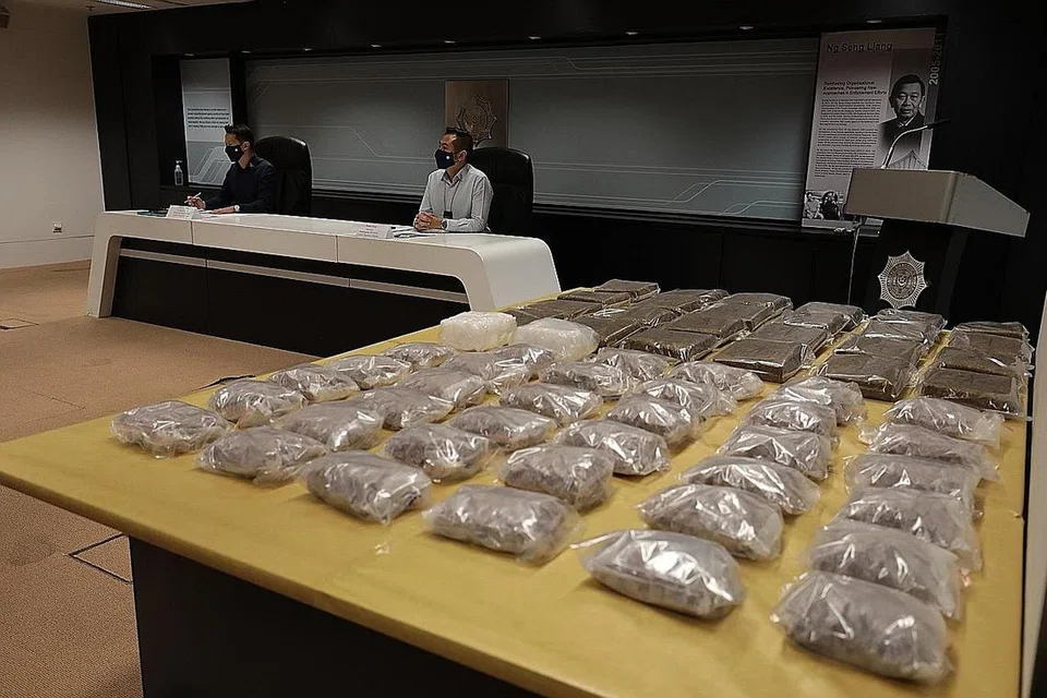 DIRAMPAS:Sebanyak 23.6 kilogram ganja, 16.5 kilogram heroin, 2 kilogram 'Ice', 110 tablet 'Ecstasy' dirampas dalam operasi Biro Narkotik Pusat (CNB) pada 16 April. - Foto ZAOBAO
