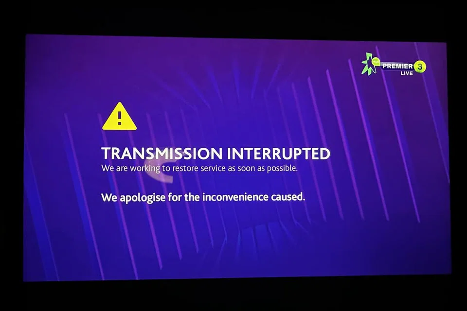 SIARAN TERGANGGU: Dilaporkan bahawa siaran perlawanan EPL menerusi saluran HubPremier oleh Starhub terganggu kerana isu penghantaran satelit.