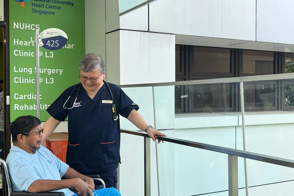 Encik Mohd Amin Mubaruk (kiri) telah berada di bawah jagaan doktornya, Profesor Madya, Dr James Yip (kanan), selama lebih 20 tahun. Encik Amin telah menubuhkan Pulmonary Hypertension Singapore (PHSG), satu kumpulan sokongan pertama di Singapura bagi pesakit hipertensi pulmonari (PH), pada 2004.