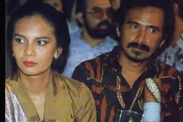 Christine Hakim (kiri) yang memulakan kerjaya lakonannya pada usia muda 16 tahun sering merujuk pada rakan gandingannya dalam filem ‘Cinta Pertama’, Slamet Rahardjo, untuk panduan berlakon dan memperkasa wataknya.