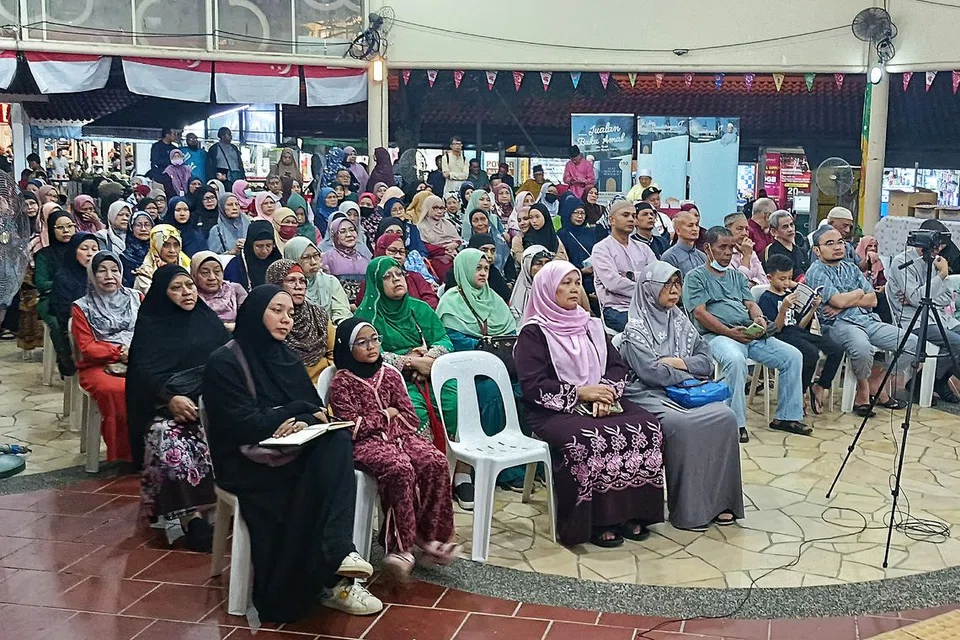 DEKATI WARGA ISLAM: Masjid Darul Makmur berusaha mendekati masyarakat di kejiranan Yishun dengan mengadakan sesi ceramah di kawasan perumahan walaupun masjid masih ditutup untuk kerja peningkatan.