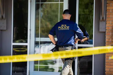 Seorang penyiasat polis memasuki Gereja Annunciation di Minneapolis, Amerika Syarikat, selepas kejadian menembak yang membunuh dua kanak-kanak pelajar sekolah dan mencederakan 17 yang lain pada 27 Ogos 2025.